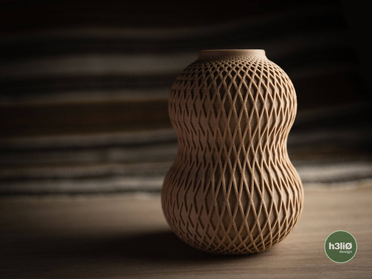 01_NOU - vază geometrică cu fațete luminoase · facet