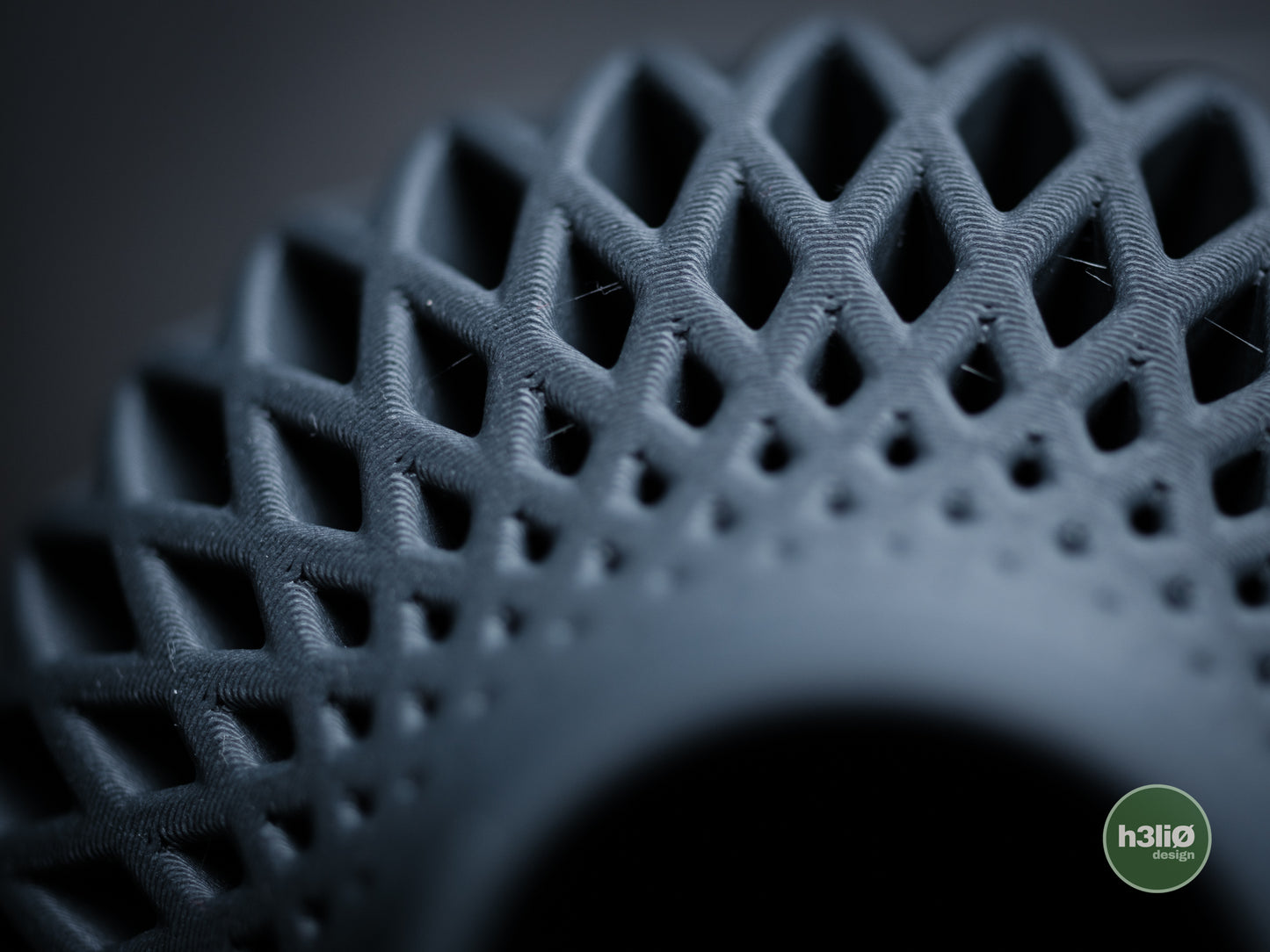 01_NOU - vază minimalistă cu geometrie complexă · apexis